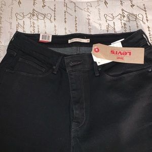 NWT. Black Levi’s- mid rise skinny